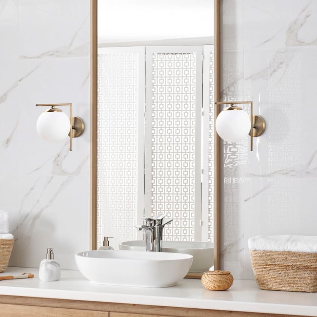 Aplica de perete aurie cu abajur alb, antic