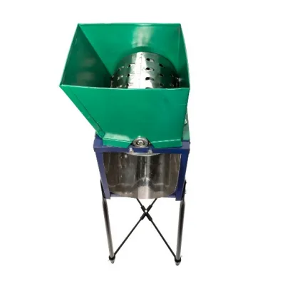 Zdrobitor pentru fructe manual de tip razatoare, Koza Nova, cu suport Zdrobitor pentru fructe manual de tip razatoare, Koza Nova, cu suport